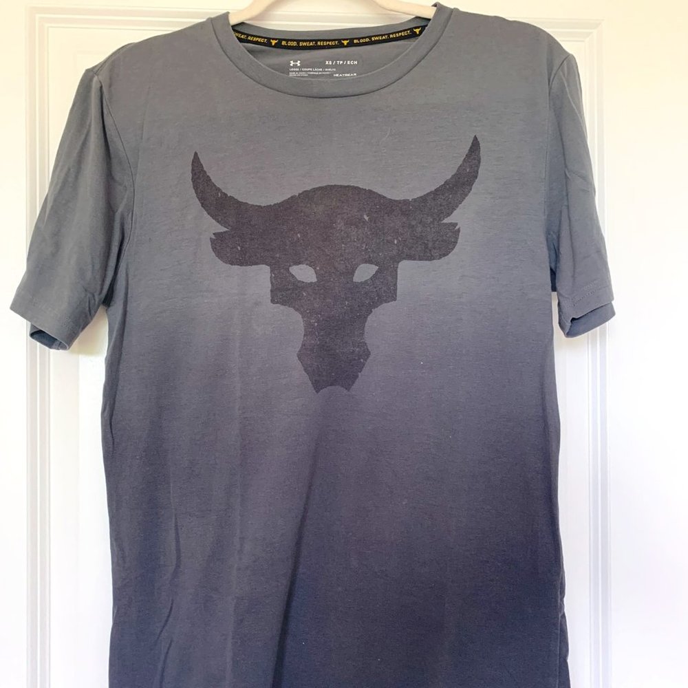 Under Armour Shirt Mens X-Small Gray Project Rock T - Shirt Sleeve Bull